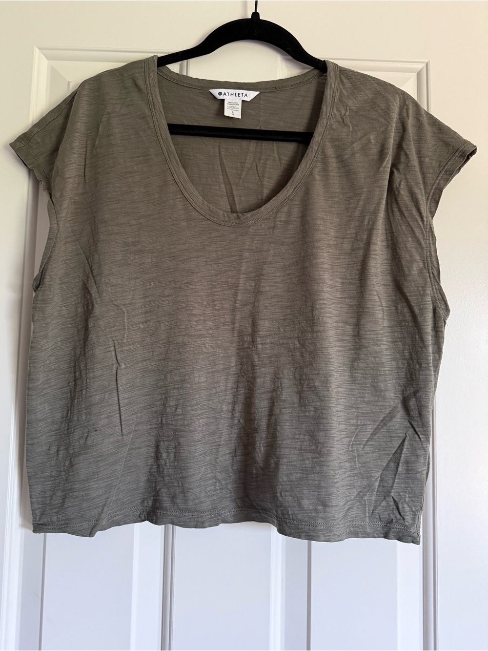Athleta Women's Olive Scoop Neck Cropped  Tee L
